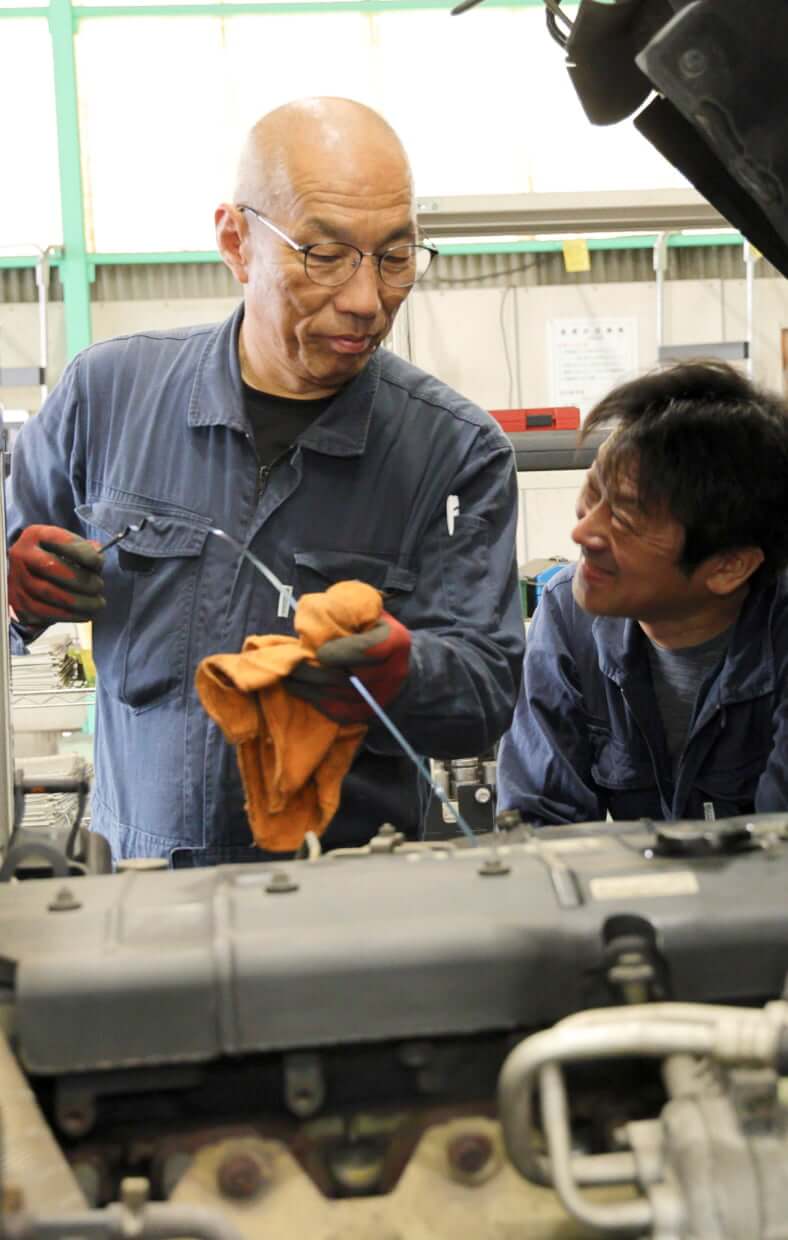 車両の走行状態を伺い、点検・修理を行います」